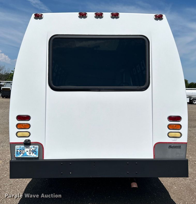 image for item EG0700 1998 Ford E450 shuttle bus