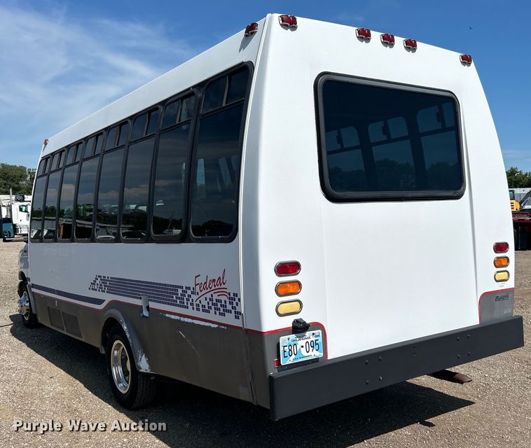 image for item EG0700 1998 Ford E450 shuttle bus