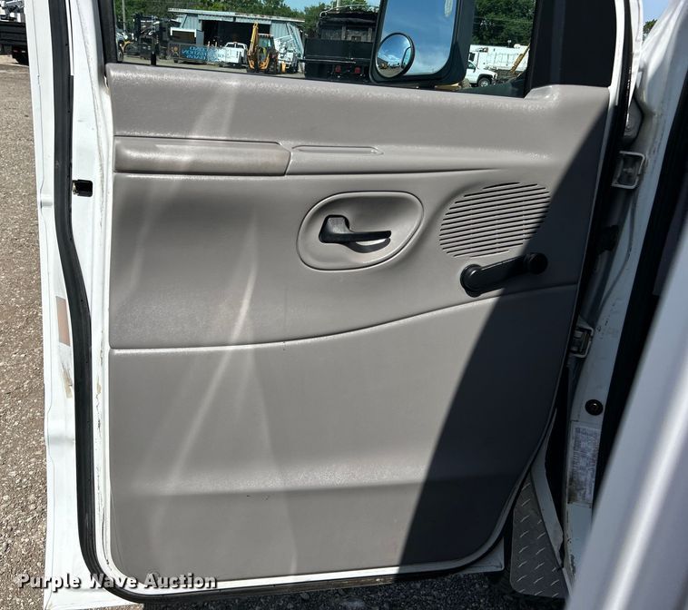 image for item EG0700 1998 Ford E450 shuttle bus