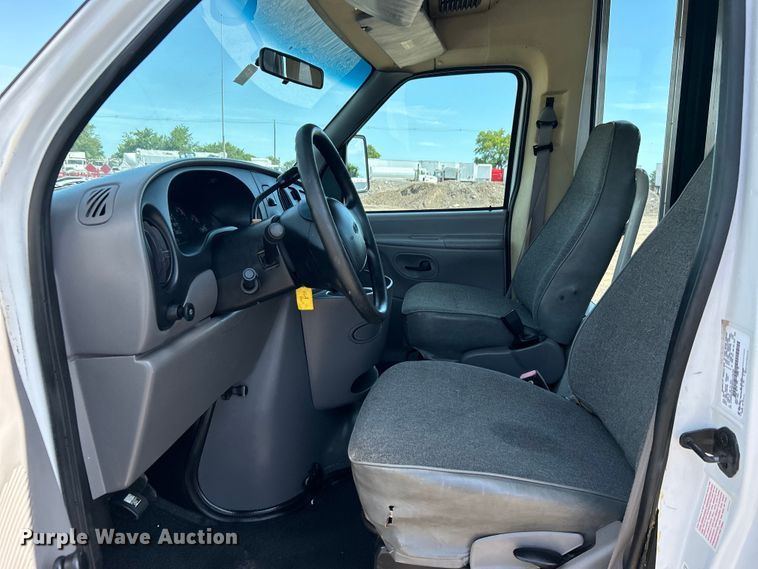 image for item EG0700 1998 Ford E450 shuttle bus