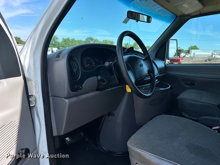 image for item EG0700 1998 Ford E450 shuttle bus