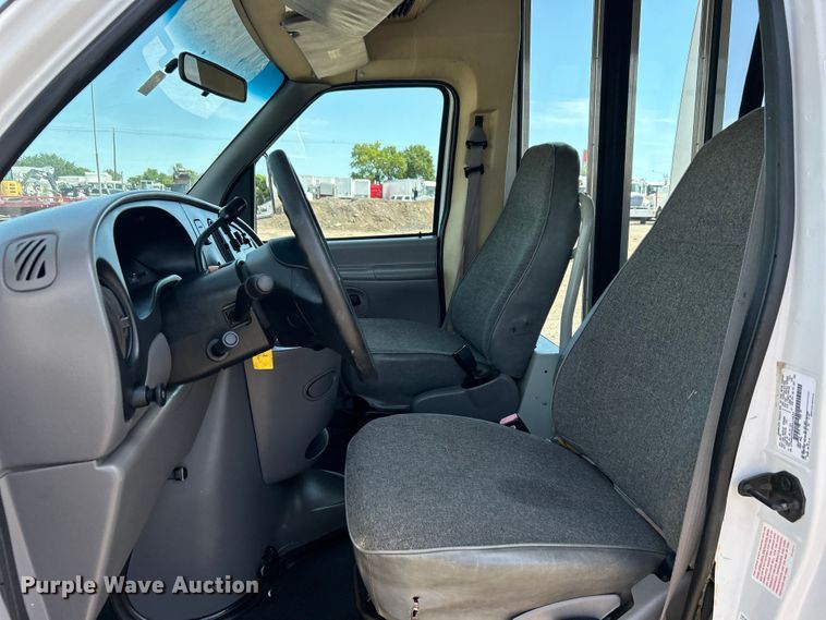 image for item EG0700 1998 Ford E450 shuttle bus