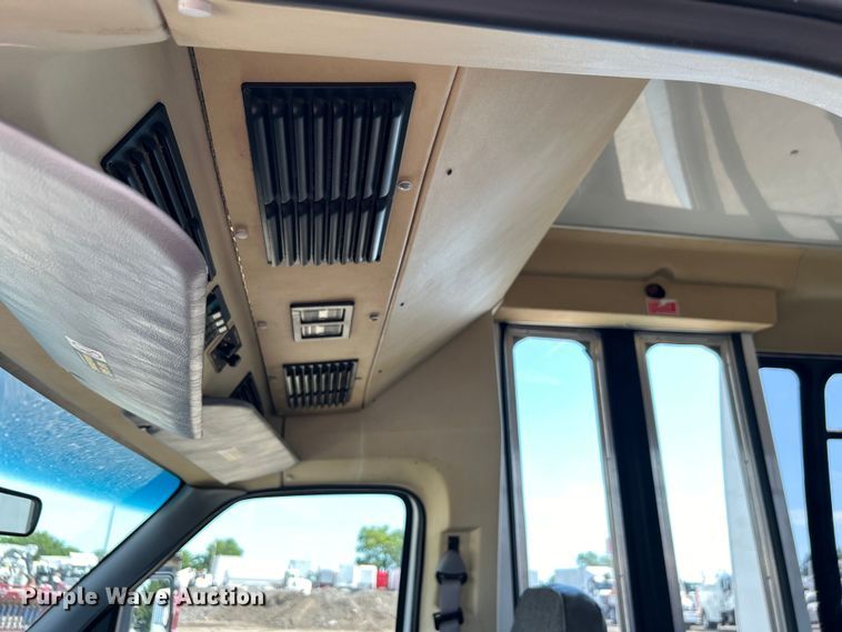 image for item EG0700 1998 Ford E450 shuttle bus