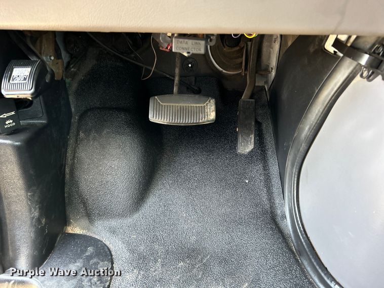 image for item EG0700 1998 Ford E450 shuttle bus