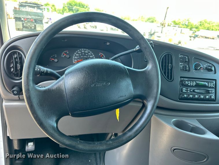 image for item EG0700 1998 Ford E450 shuttle bus