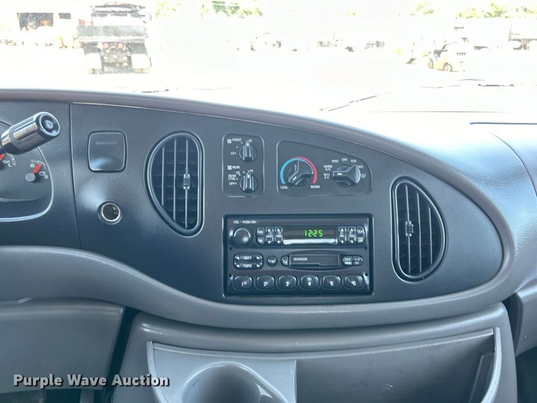 image for item EG0700 1998 Ford E450 shuttle bus