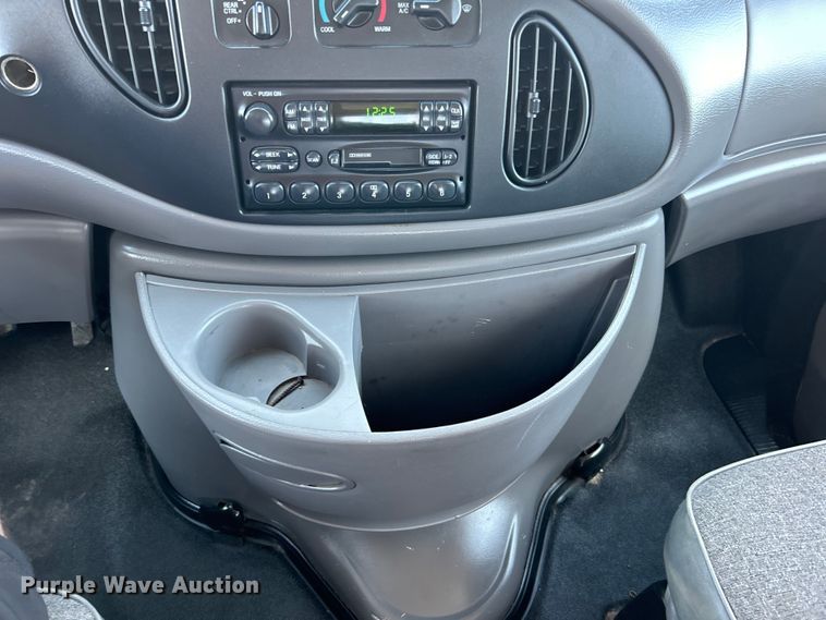 image for item EG0700 1998 Ford E450 shuttle bus