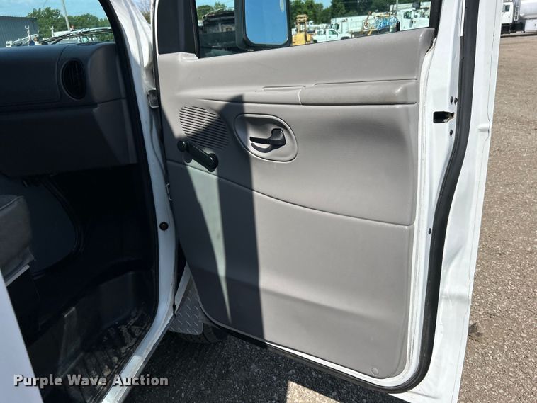 image for item EG0700 1998 Ford E450 shuttle bus