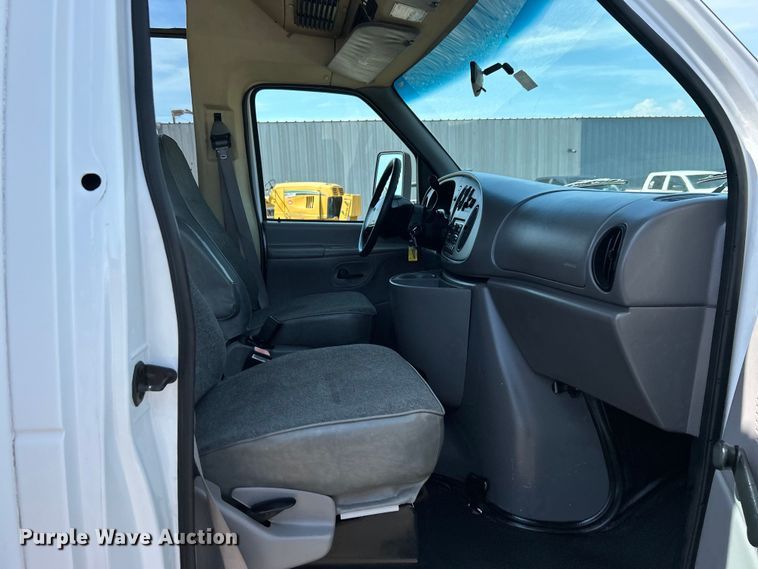 image for item EG0700 1998 Ford E450 shuttle bus