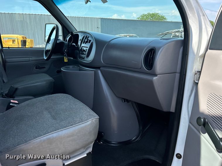 image for item EG0700 1998 Ford E450 shuttle bus