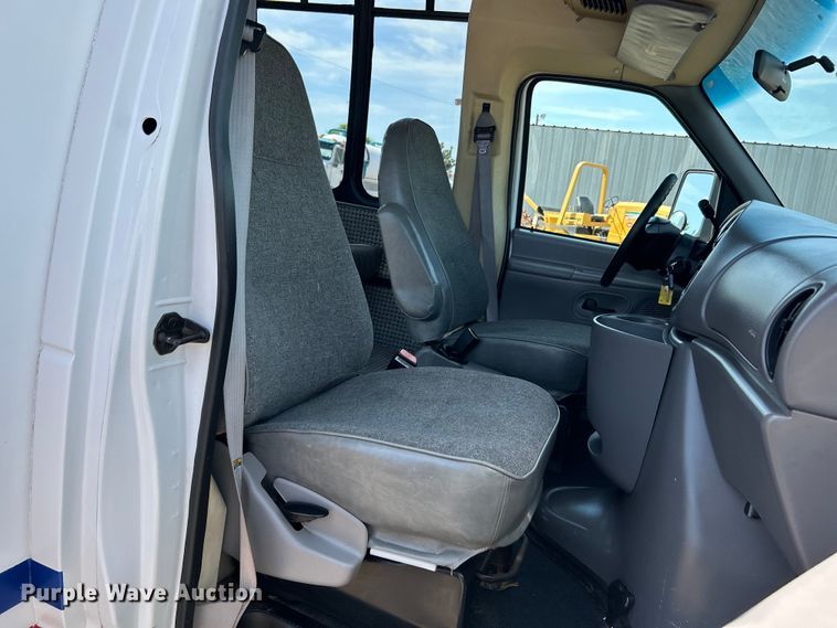 image for item EG0700 1998 Ford E450 shuttle bus