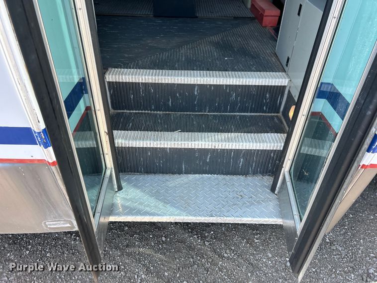 image for item EG0700 1998 Ford E450 shuttle bus