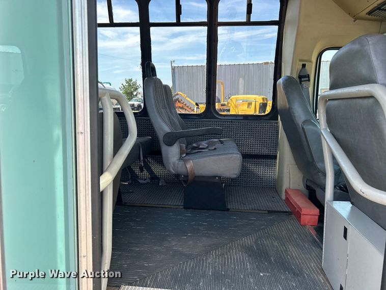 image for item EG0700 1998 Ford E450 shuttle bus