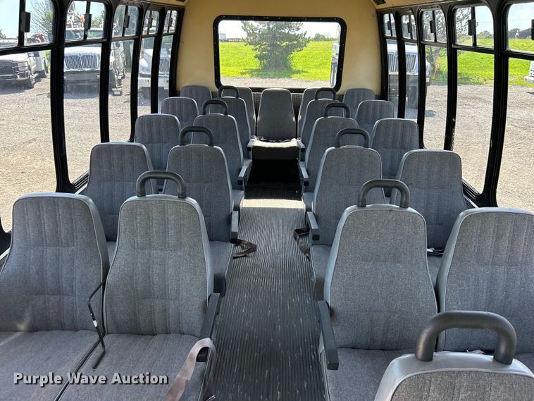 image for item EG0700 1998 Ford E450 shuttle bus