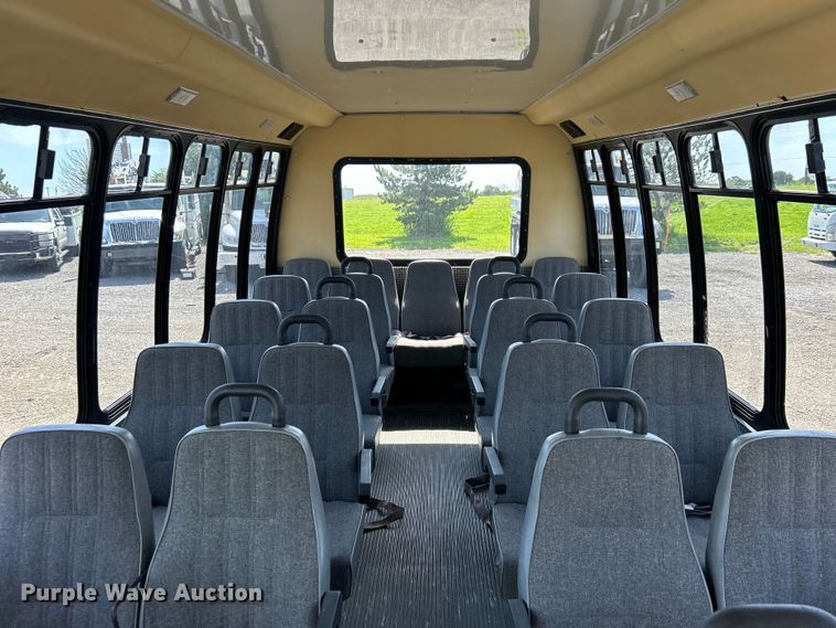 image for item EG0700 1998 Ford E450 shuttle bus