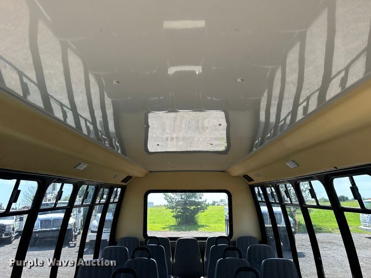 image for item EG0700 1998 Ford E450 shuttle bus