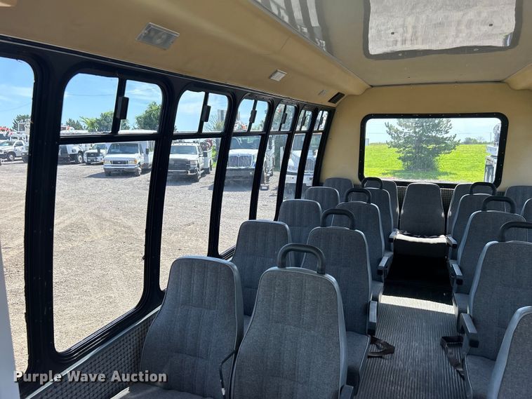 image for item EG0700 1998 Ford E450 shuttle bus