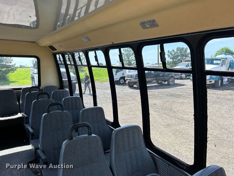 image for item EG0700 1998 Ford E450 shuttle bus