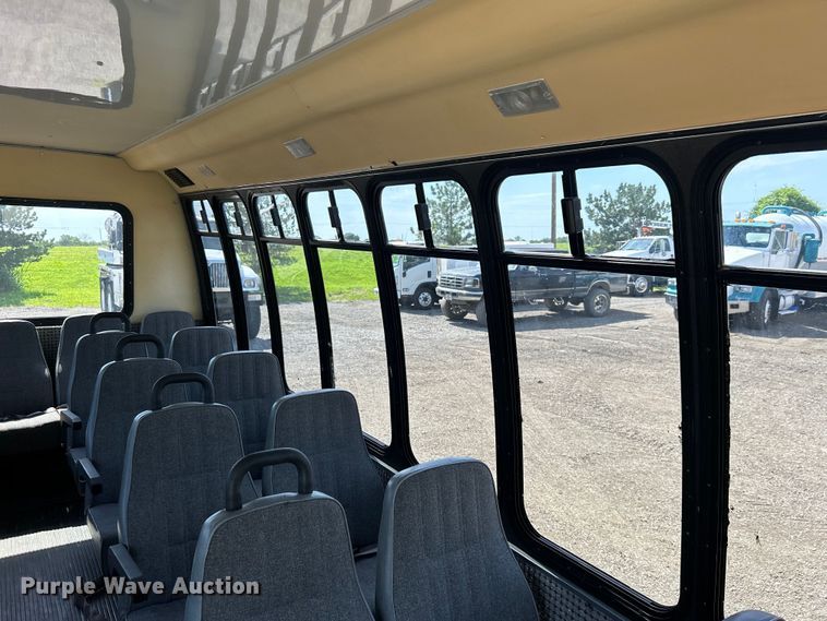 image for item EG0700 1998 Ford E450 shuttle bus