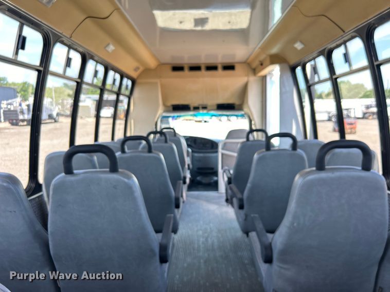 image for item EG0700 1998 Ford E450 shuttle bus