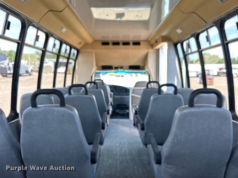 image for item EG0700 1998 Ford E450 shuttle bus