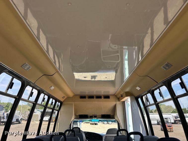 image for item EG0700 1998 Ford E450 shuttle bus