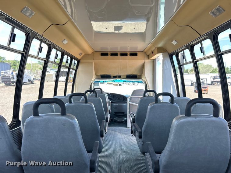 image for item EG0700 1998 Ford E450 shuttle bus