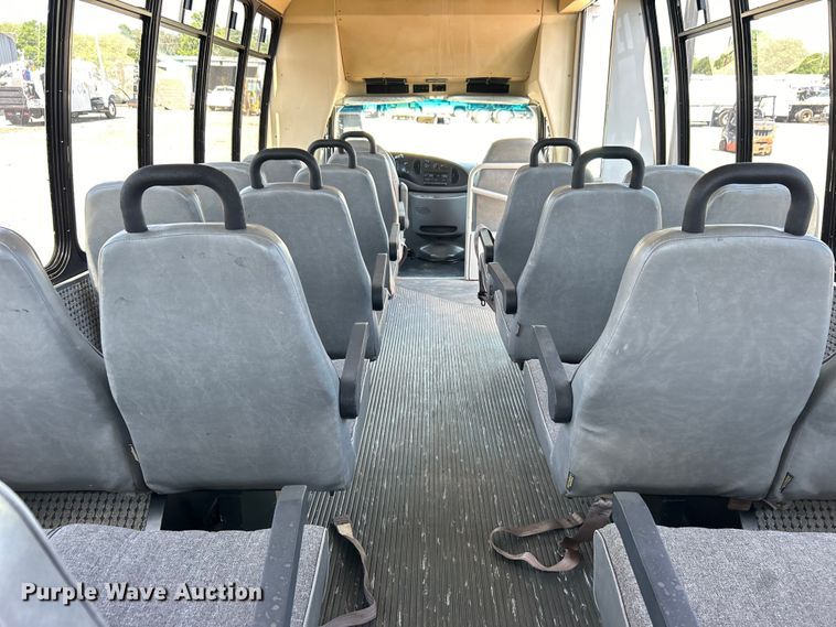 image for item EG0700 1998 Ford E450 shuttle bus