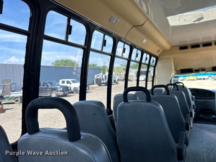 image for item EG0700 1998 Ford E450 shuttle bus