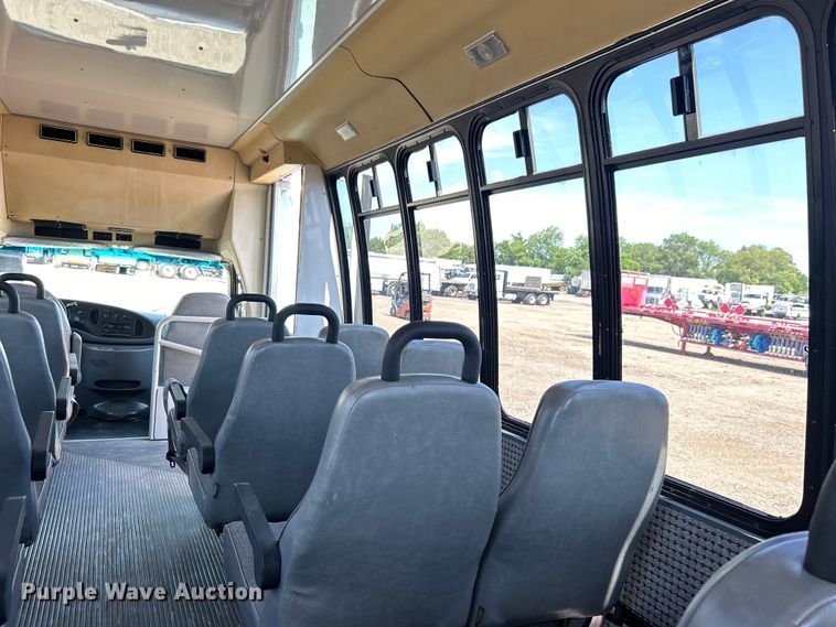 image for item EG0700 1998 Ford E450 shuttle bus