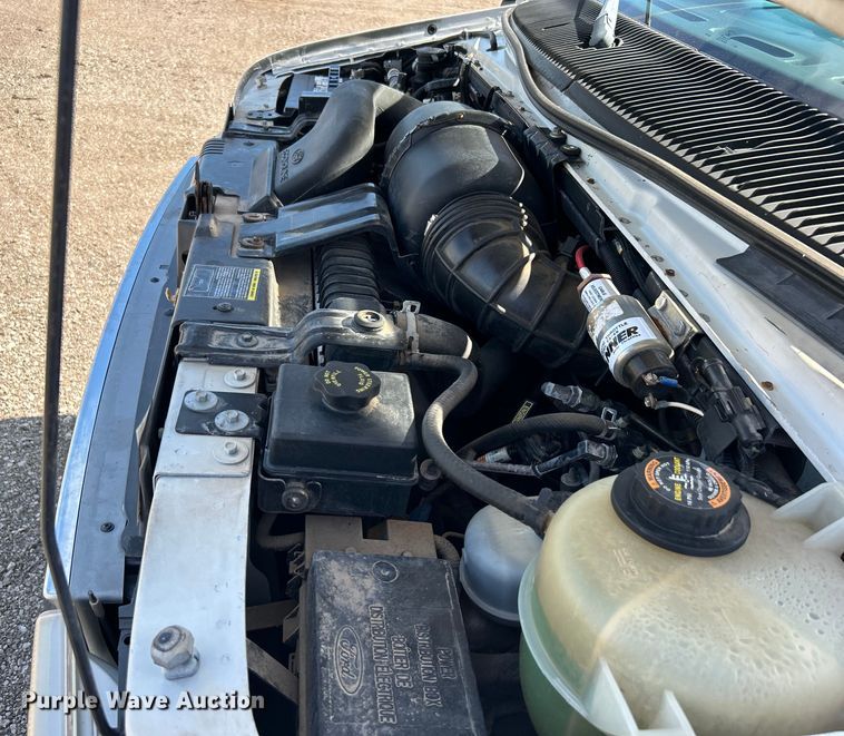 image for item EG0700 1998 Ford E450 shuttle bus