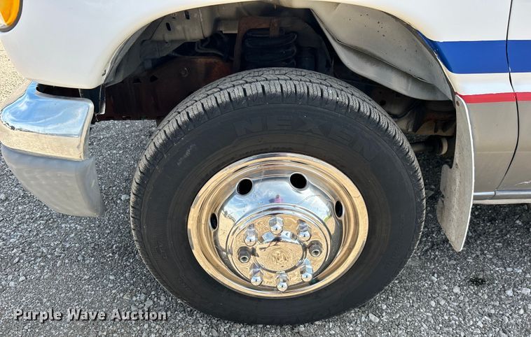 image for item EG0700 1998 Ford E450 shuttle bus