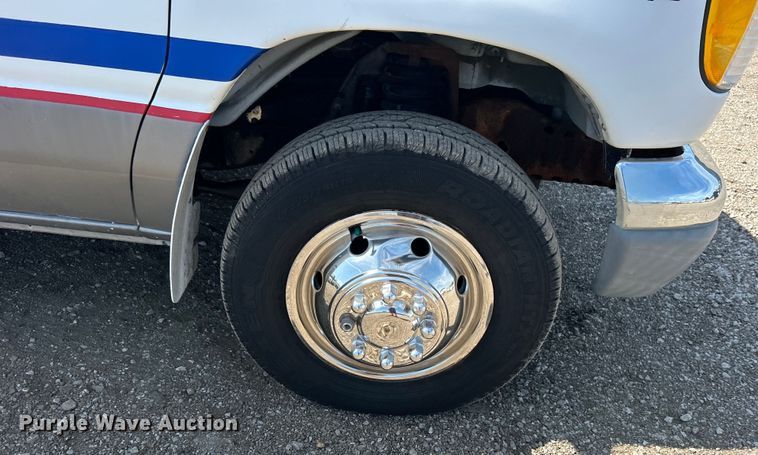 image for item EG0700 1998 Ford E450 shuttle bus