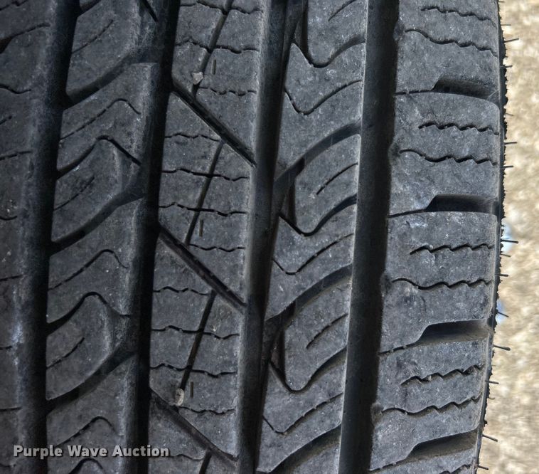 image for item EG0700 1998 Ford E450 shuttle bus