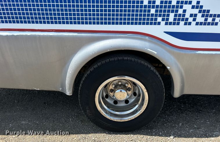 image for item EG0700 1998 Ford E450 shuttle bus