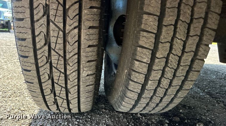 image for item EG0700 1998 Ford E450 shuttle bus