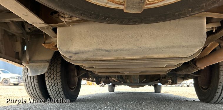 image for item EG0700 1998 Ford E450 shuttle bus