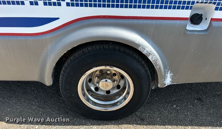 image for item EG0700 1998 Ford E450 shuttle bus