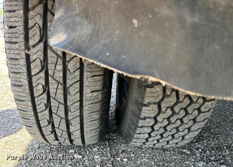 image for item EG0700 1998 Ford E450 shuttle bus