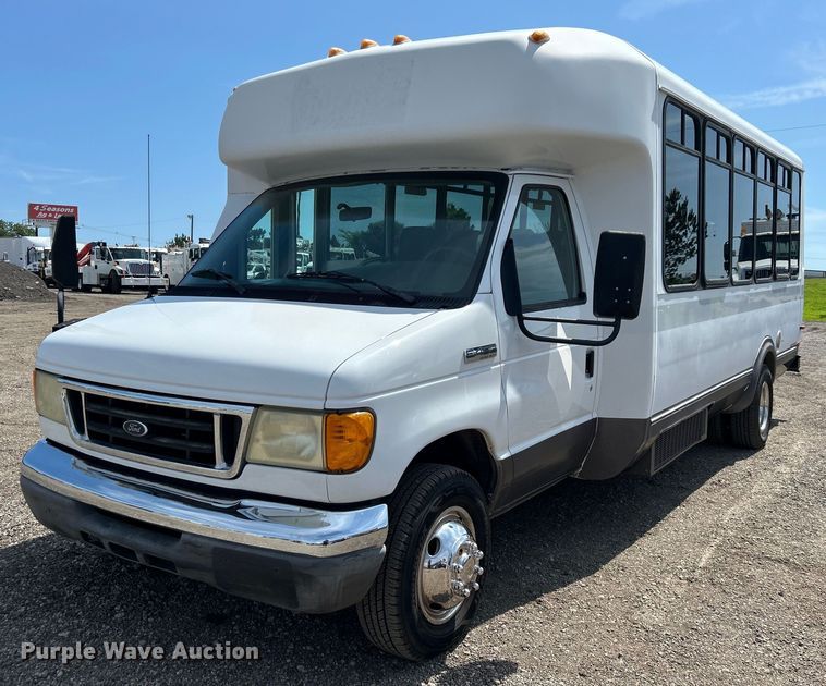 image for item EG0701 2007 Ford E450 Super Duty  shuttle bus