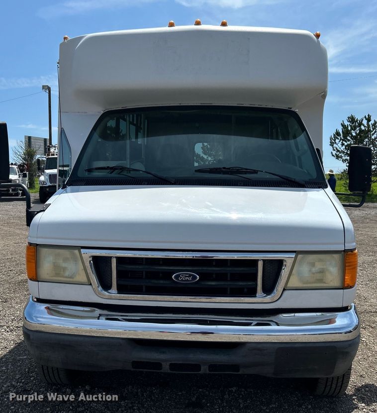 image for item EG0701 2007 Ford E450 Super Duty  shuttle bus