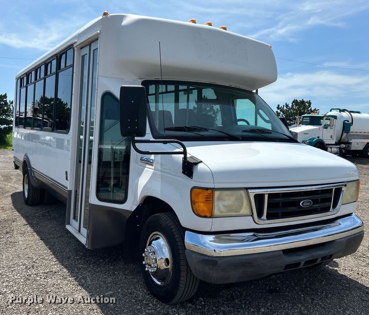 image for item EG0701 2007 Ford E450 Super Duty  shuttle bus