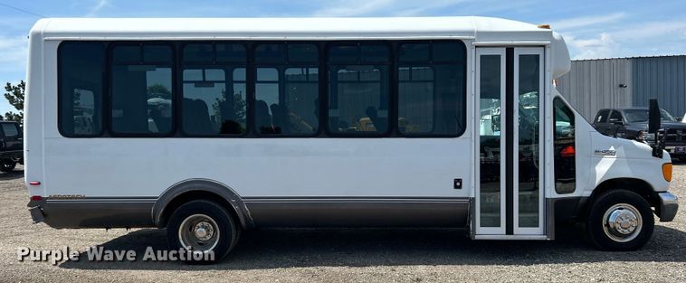 image for item EG0701 2007 Ford E450 Super Duty  shuttle bus