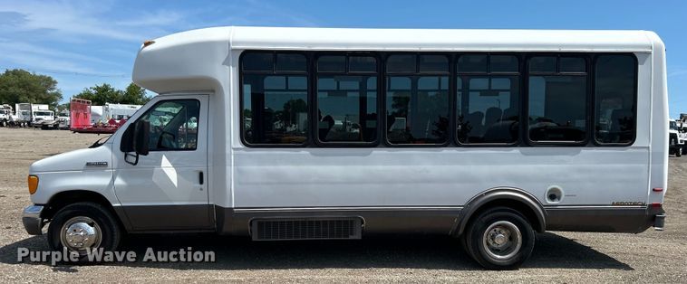 image for item EG0701 2007 Ford E450 Super Duty  shuttle bus
