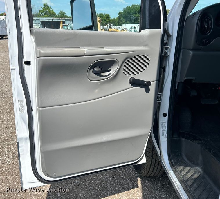 image for item EG0701 2007 Ford E450 Super Duty  shuttle bus