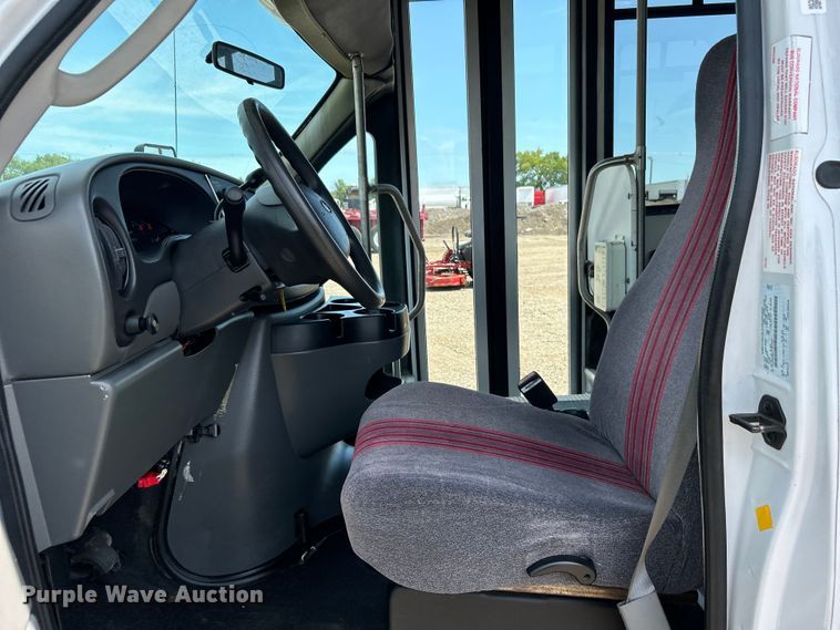 image for item EG0701 2007 Ford E450 Super Duty  shuttle bus