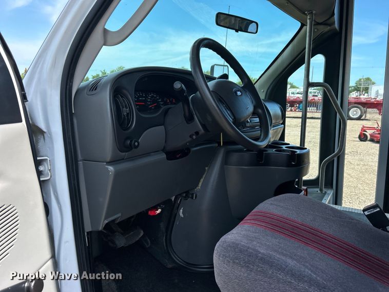 image for item EG0701 2007 Ford E450 Super Duty  shuttle bus