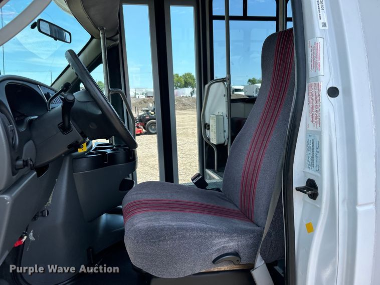 image for item EG0701 2007 Ford E450 Super Duty  shuttle bus