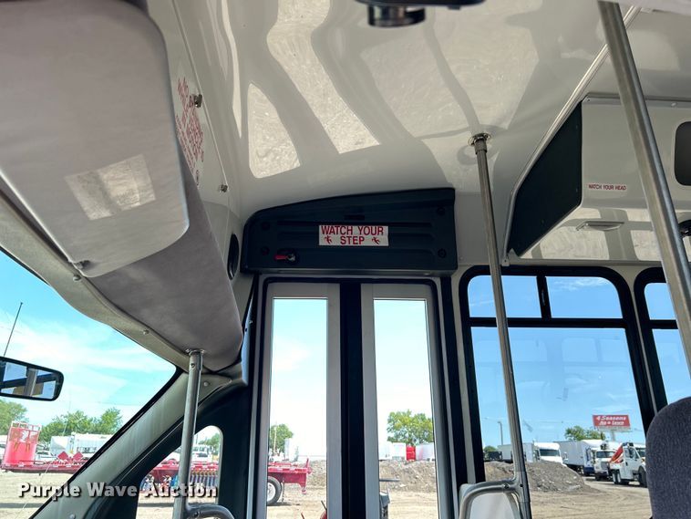 image for item EG0701 2007 Ford E450 Super Duty  shuttle bus