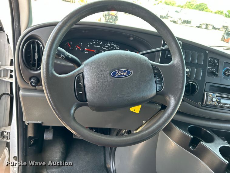 image for item EG0701 2007 Ford E450 Super Duty  shuttle bus